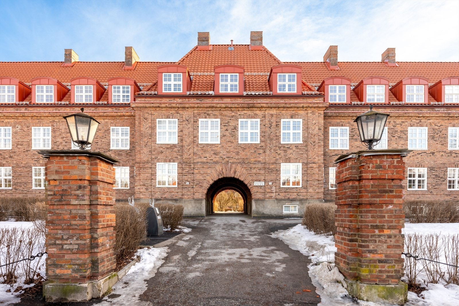 Ullevål Hageby er mer enn hundre år gammelt og ble tegnet av arkitekt Oscar Hoff. Et svært pent og unikt inngangsparti. Galleribilde