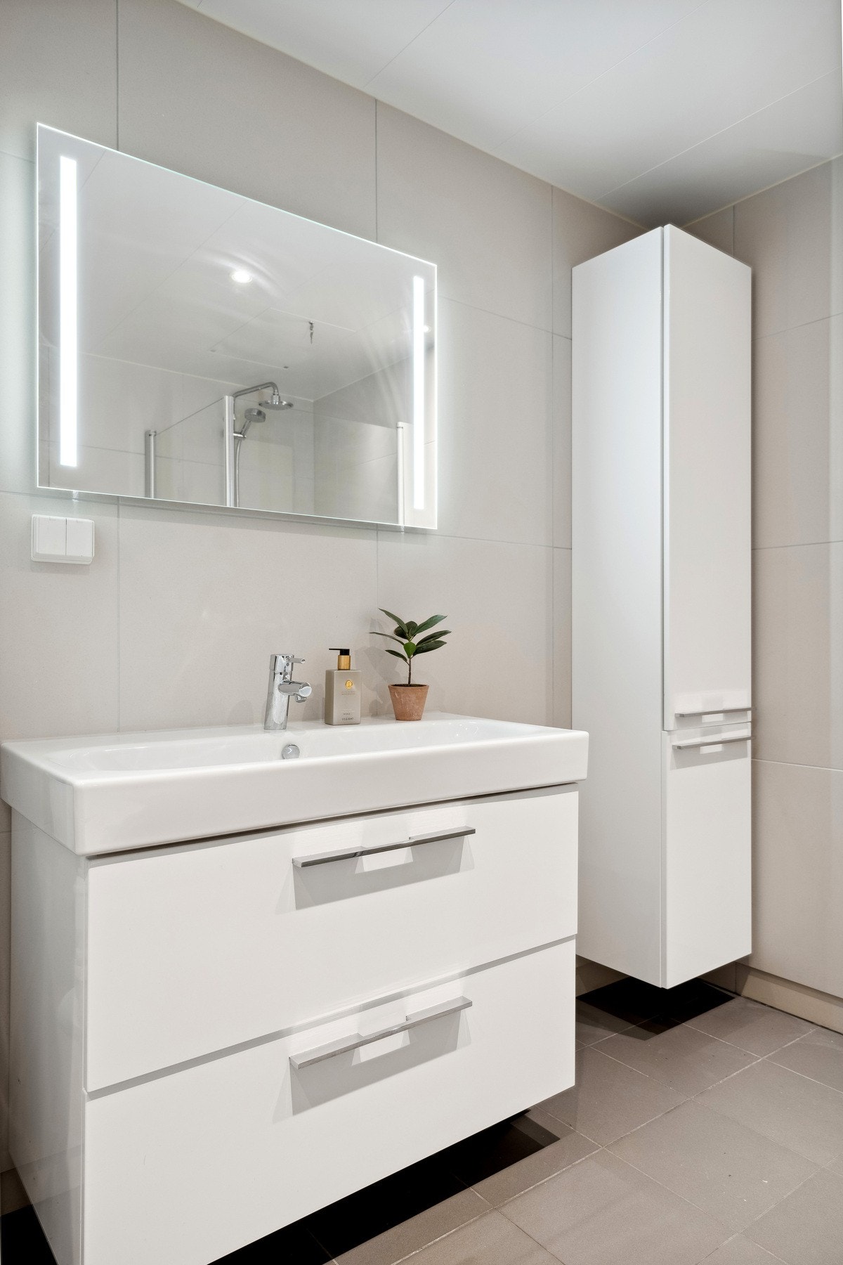 Her er det valgt lyse og delikate fliser, som skaper en behagelig atmosfære. Galleribilde