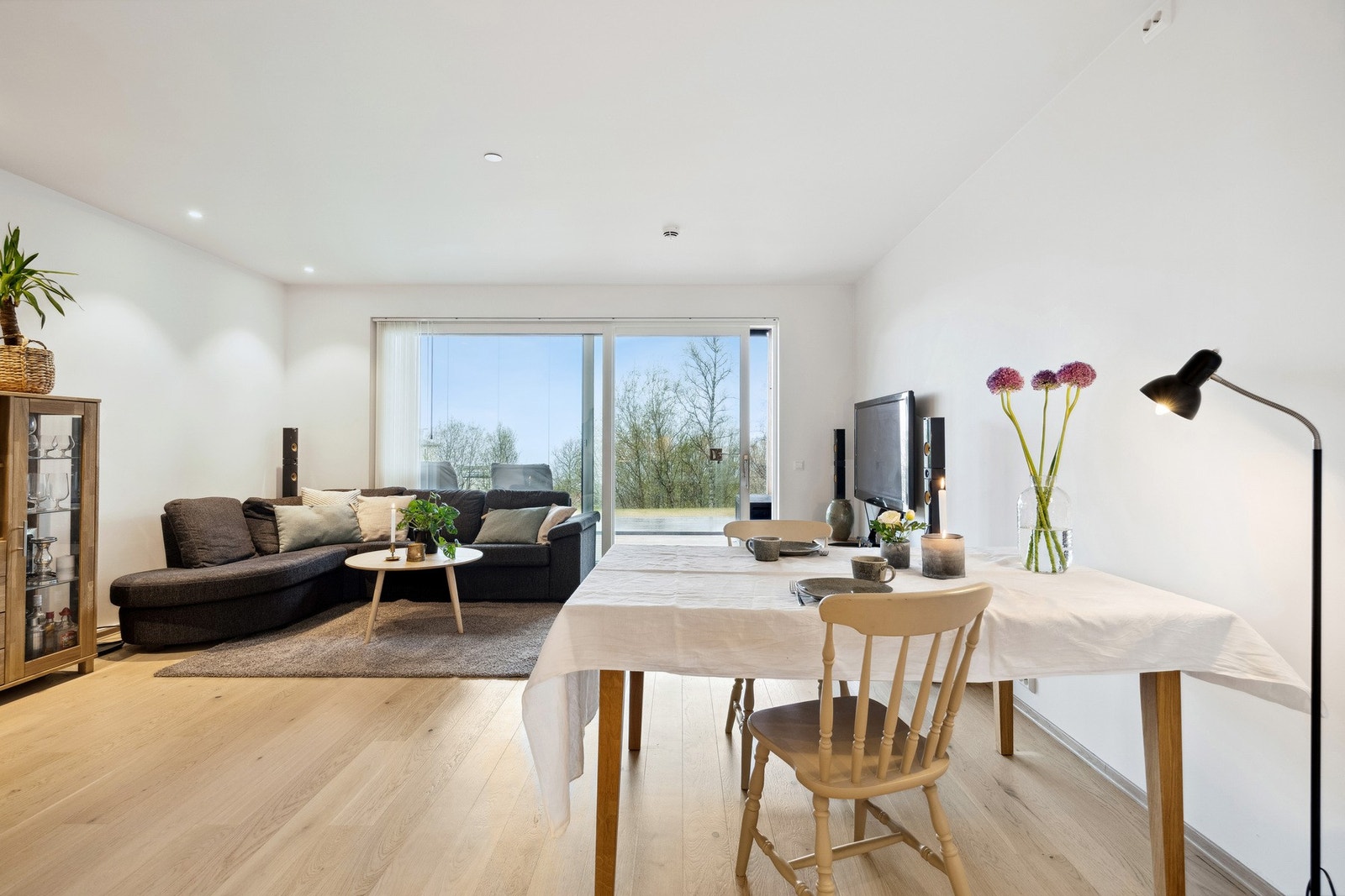 Samtidig er avstanden kort til både spisestue og stue, noe som gjør hverdagen enkel og sosial. Galleribilde