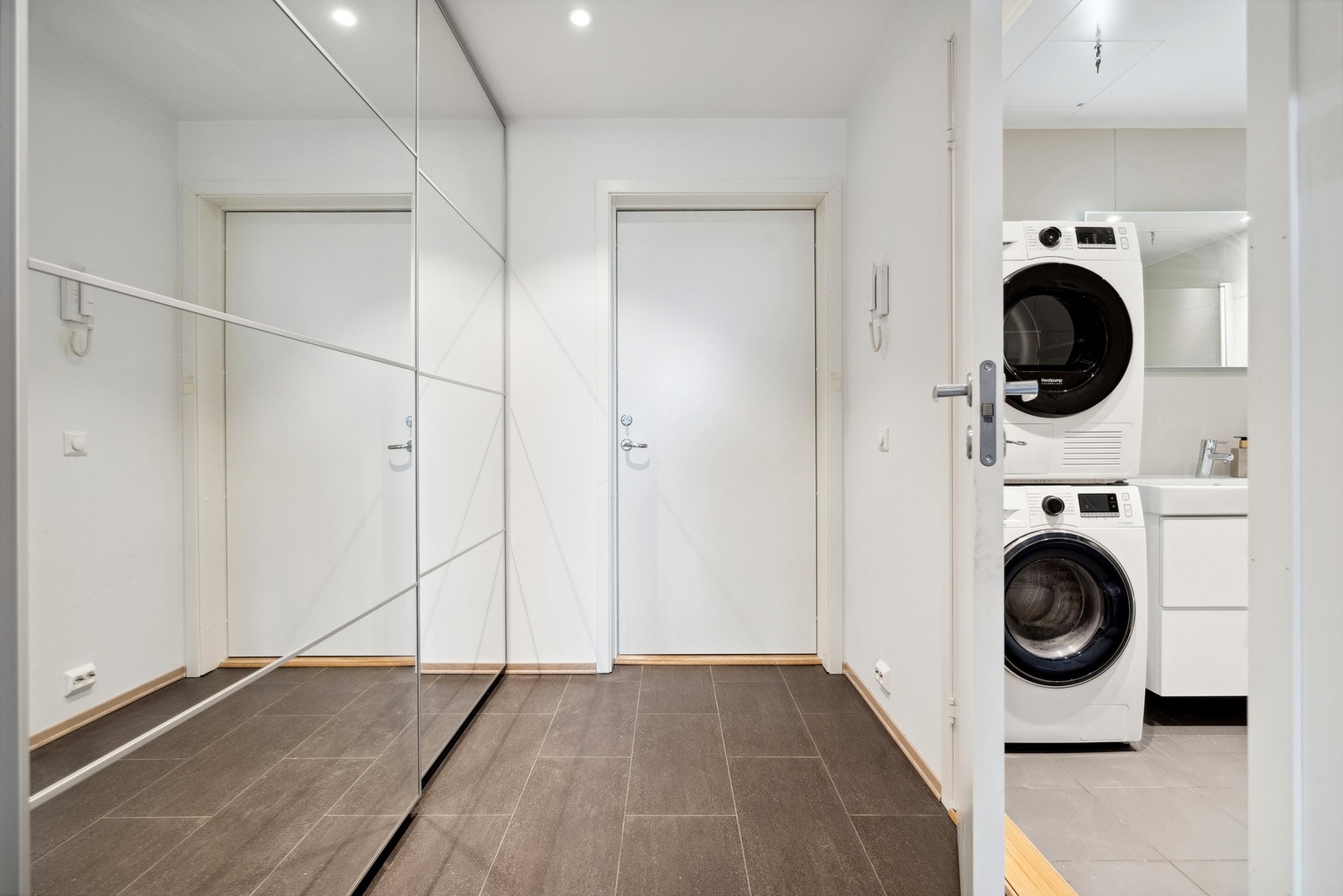 Fra gangen er det inngang til begge soverom og bad/vaskerom. Galleribilde