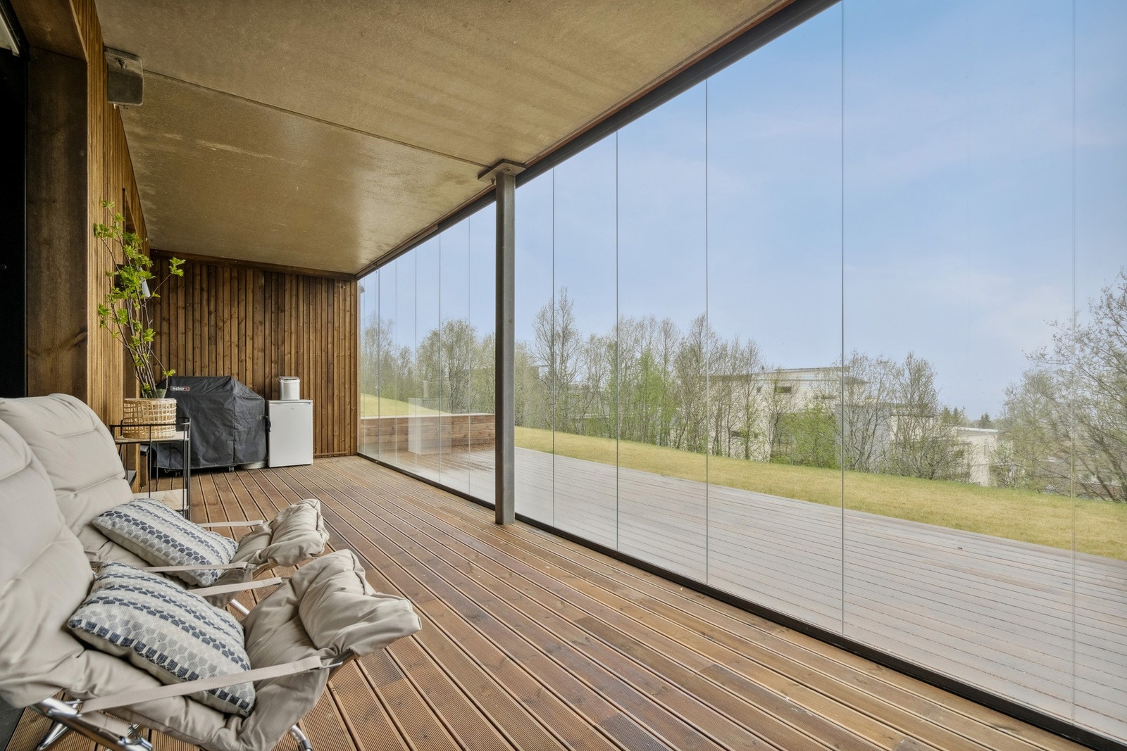 Et fredelig sted å nyte morgenkaffen, lese en bok eller invitere til sosiale sammenkomster i lune omgivelser. Galleribilde