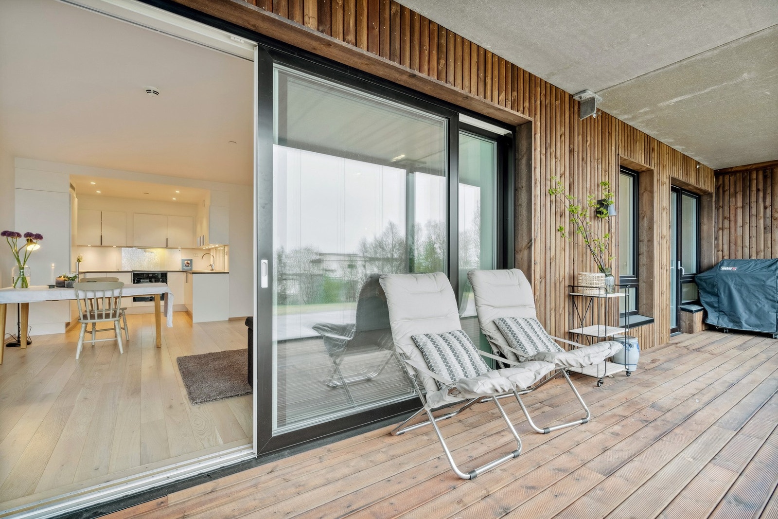 Velkommen til en leilighet, som kombinerer moderne standard med en funksjonell og stilren planløsning. Galleribilde