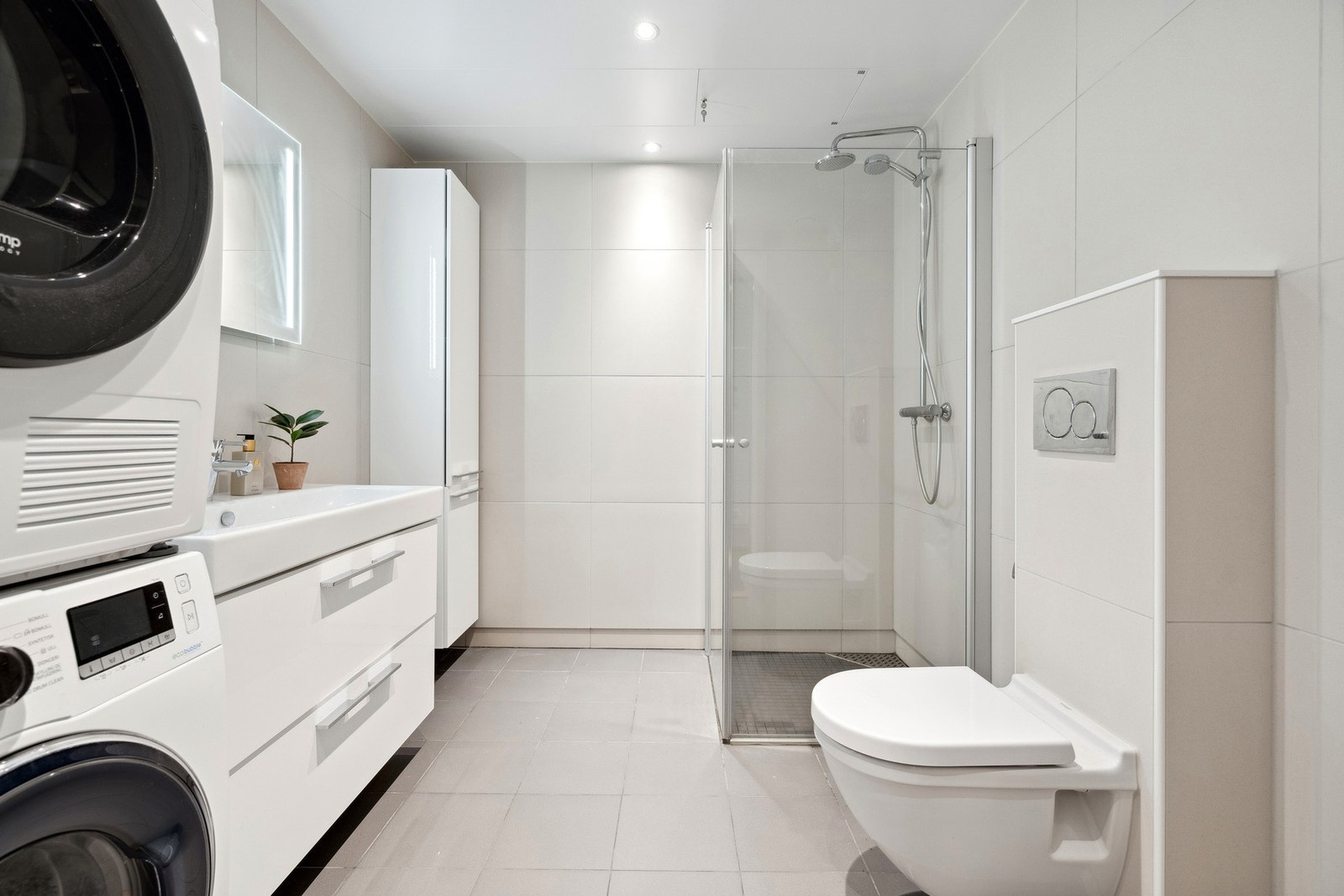 Badet fremstår stilrent og innbydende, med moderne løsninger som sikrer både komfort og funksjonalitet i hverdagen. Galleribilde