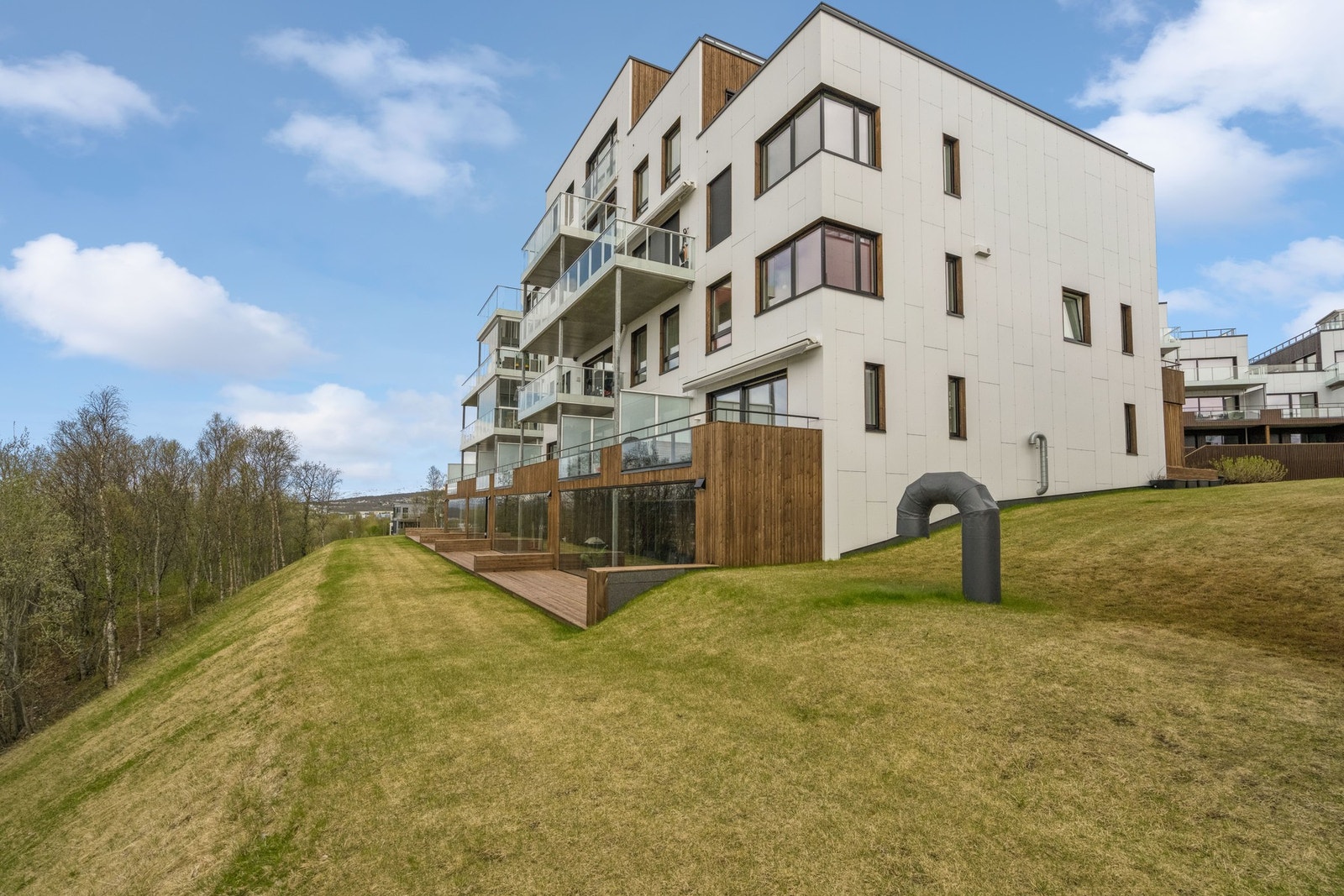 Marmælen er et attraktivt og sjarmerende boligområde kjent for sin rolige atmosfære og nærhet til flotte naturomgivelser. Galleribilde