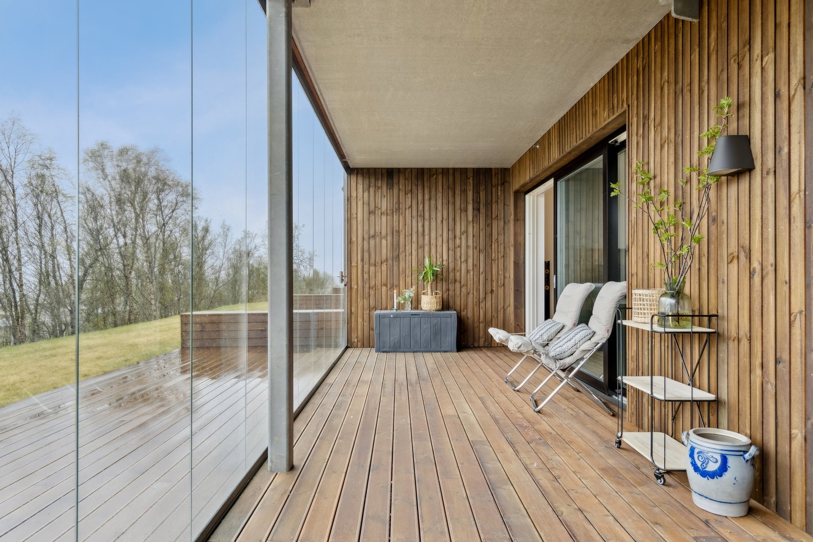 Den innglassede verandaen ligger skjermet og privat, med naturen som nærmeste nabo Galleribilde