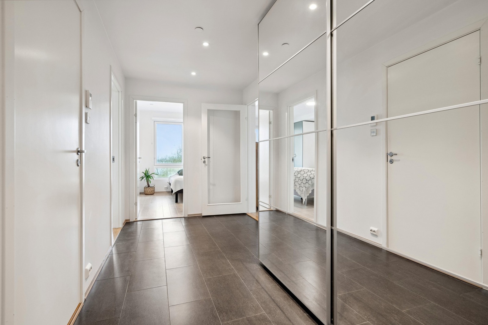 I entréen er det en romslig skyvedørsgarderobe med speil, som gir svært god oppbevaringsplass. Galleribilde