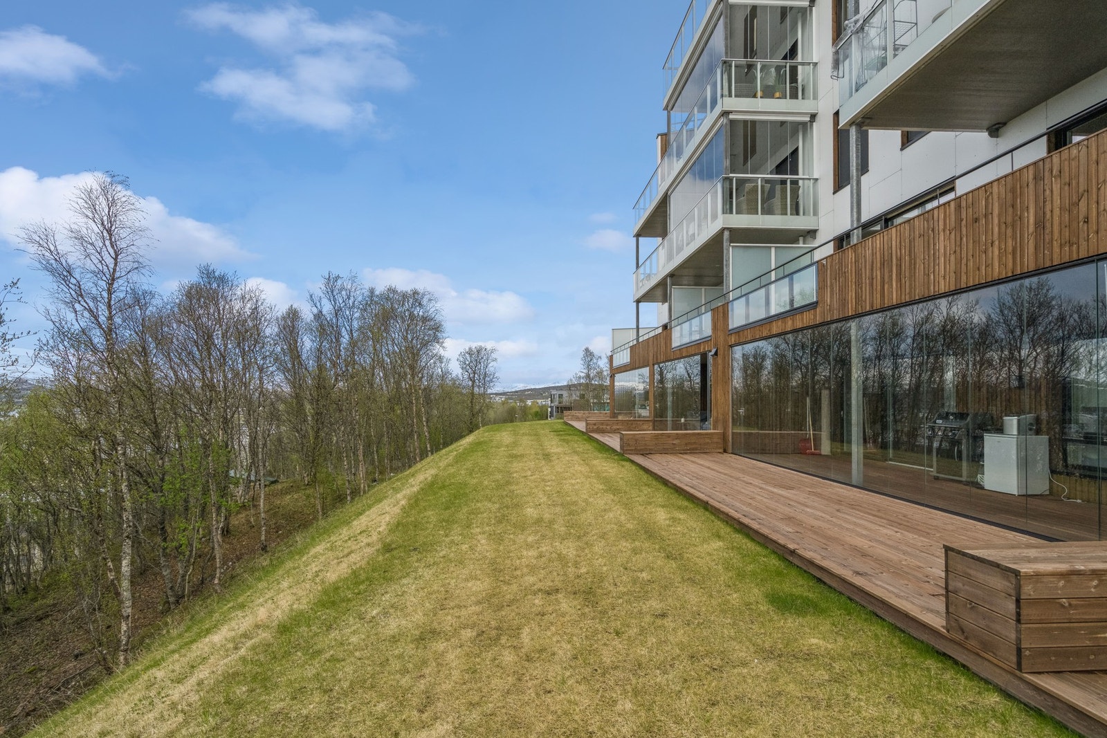 Fra verandaen er det også direkte utgang til plen, noe som gir en unik kombinasjon av komfort, nærhet til uteareal og enkel tilgang til grønne omgivelser. Galleribilde