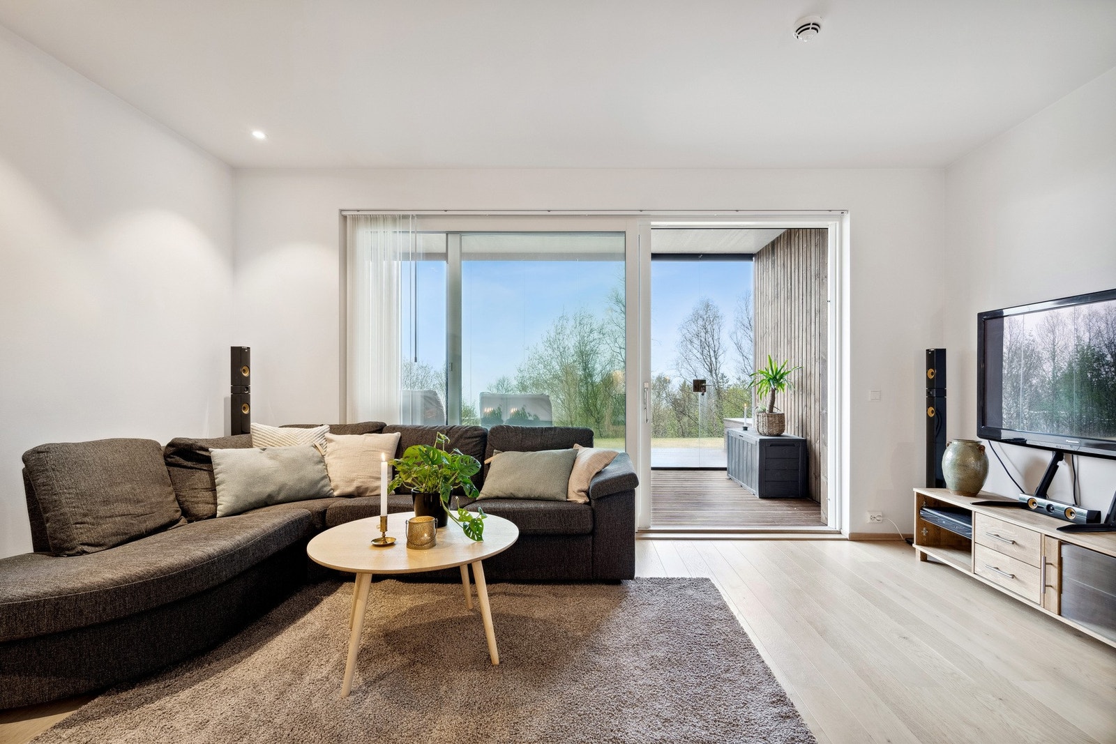 Fra stuen har du skyvedør ut til en stor og innbydende innglasset veranda. Galleribilde