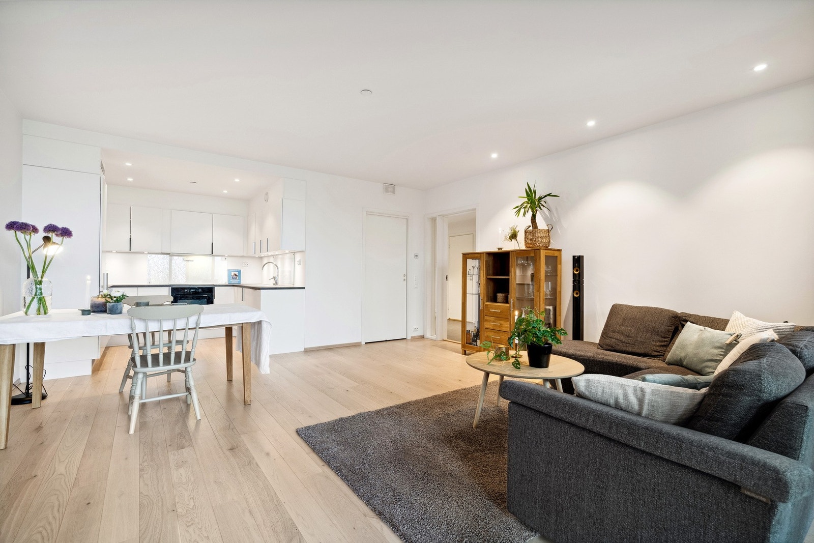 Her møtes du av lyse og åpne rom, store vindusflater som slipper inn rikelig med dagslys, og materialvalg som skaper en behagelig og tidløs atmosfære. Galleribilde