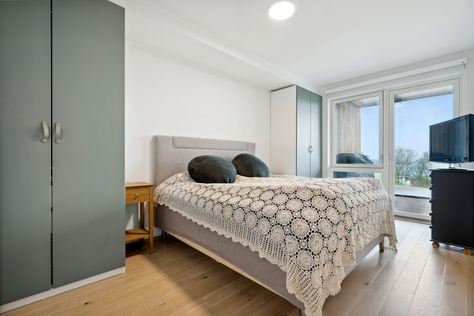 Leiligheten byr på to flotte soverom, begge malt i gjennomførte og harmoniske farger. Galleribilde