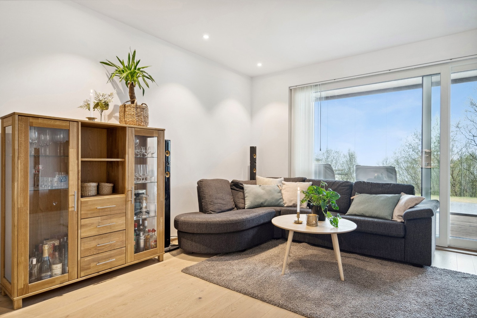 Lys og åpen stue med flott romfølelse Galleribilde