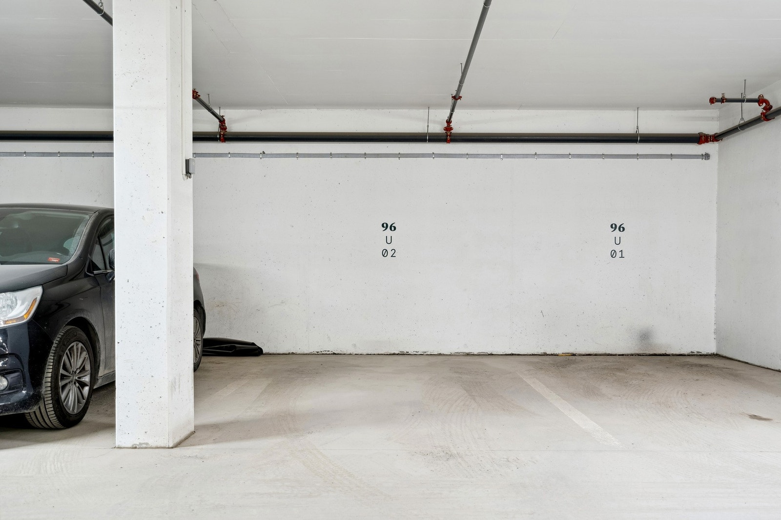 Egen biloppstillingsplass og sportsbod i fellesanlegg. Galleribilde