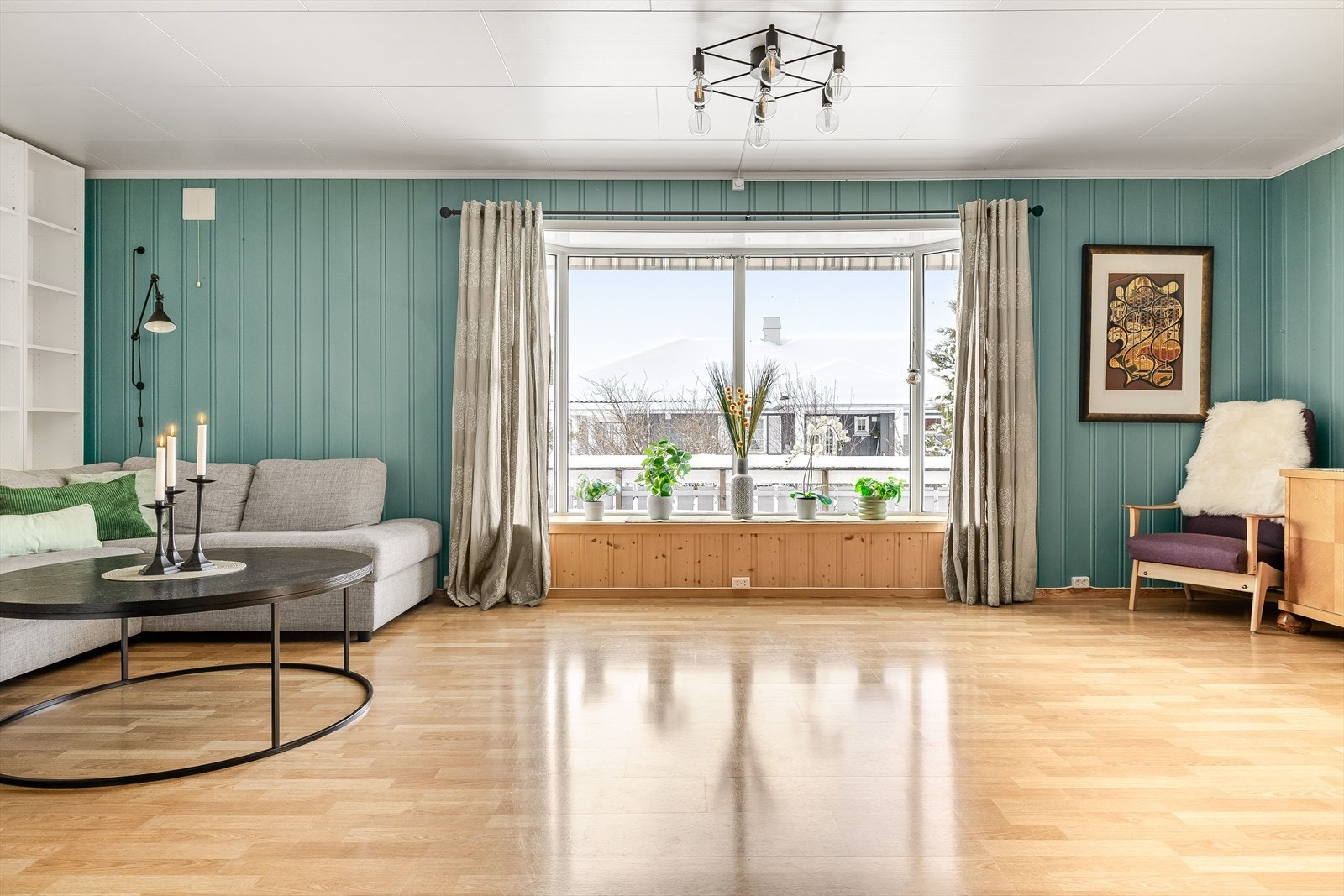 I stuen er det en flott karnapp som slipper inn rikelig med naturlig lys. Galleribilde