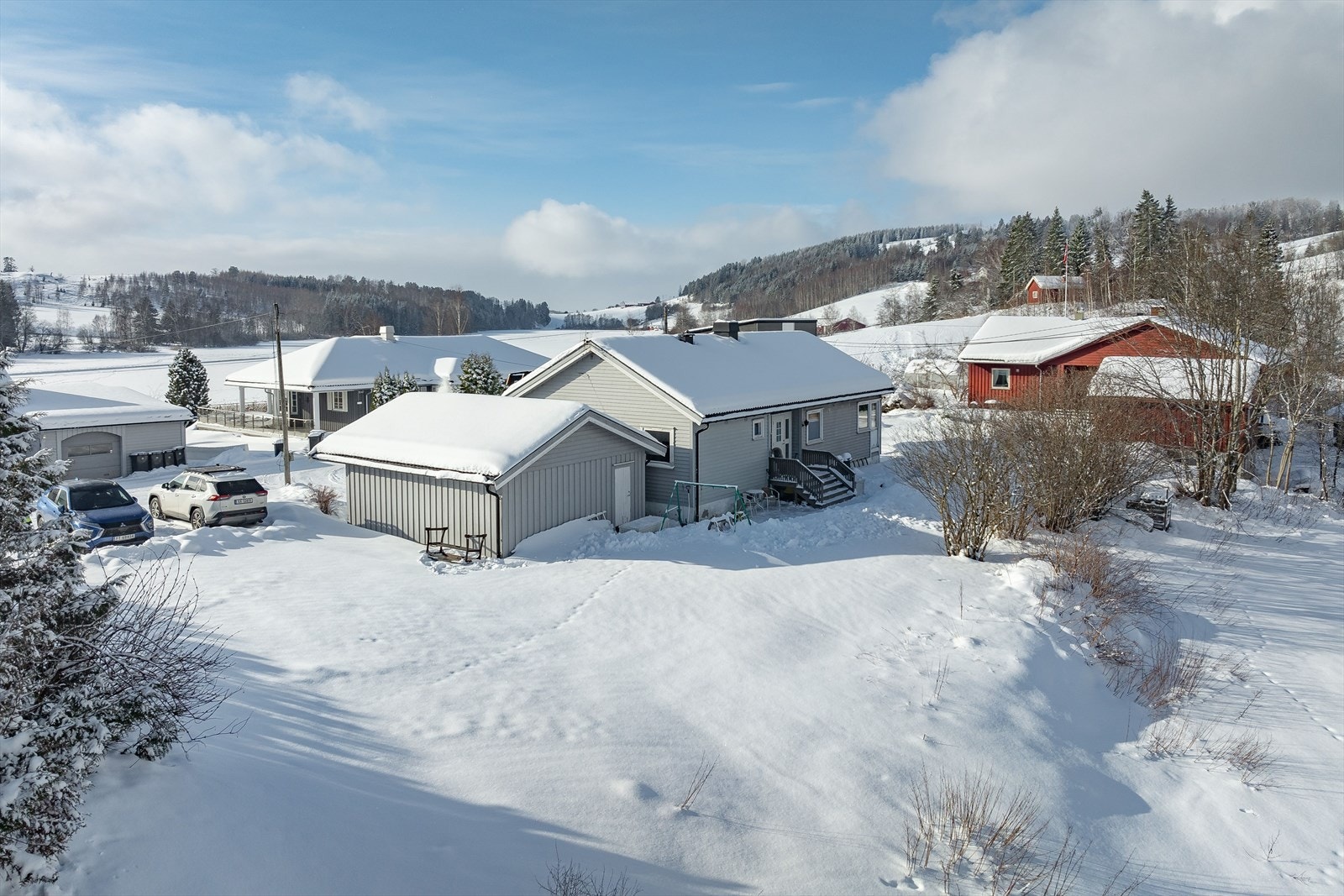 Boligen har en fin beliggenhet rett ved Stavsjøvannet, i et landlig område med noe bebyggelse. Solrik beliggenhet med stor terrasse mot sydvest og med fine turmuligheter i umiddelbar nærhet. Galleribilde