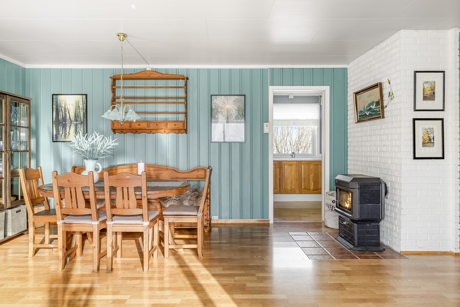 Fra kjøkkenet kommer du videre inn til stuen som er det naturlige oppholdsrommet i boligen Galleribilde