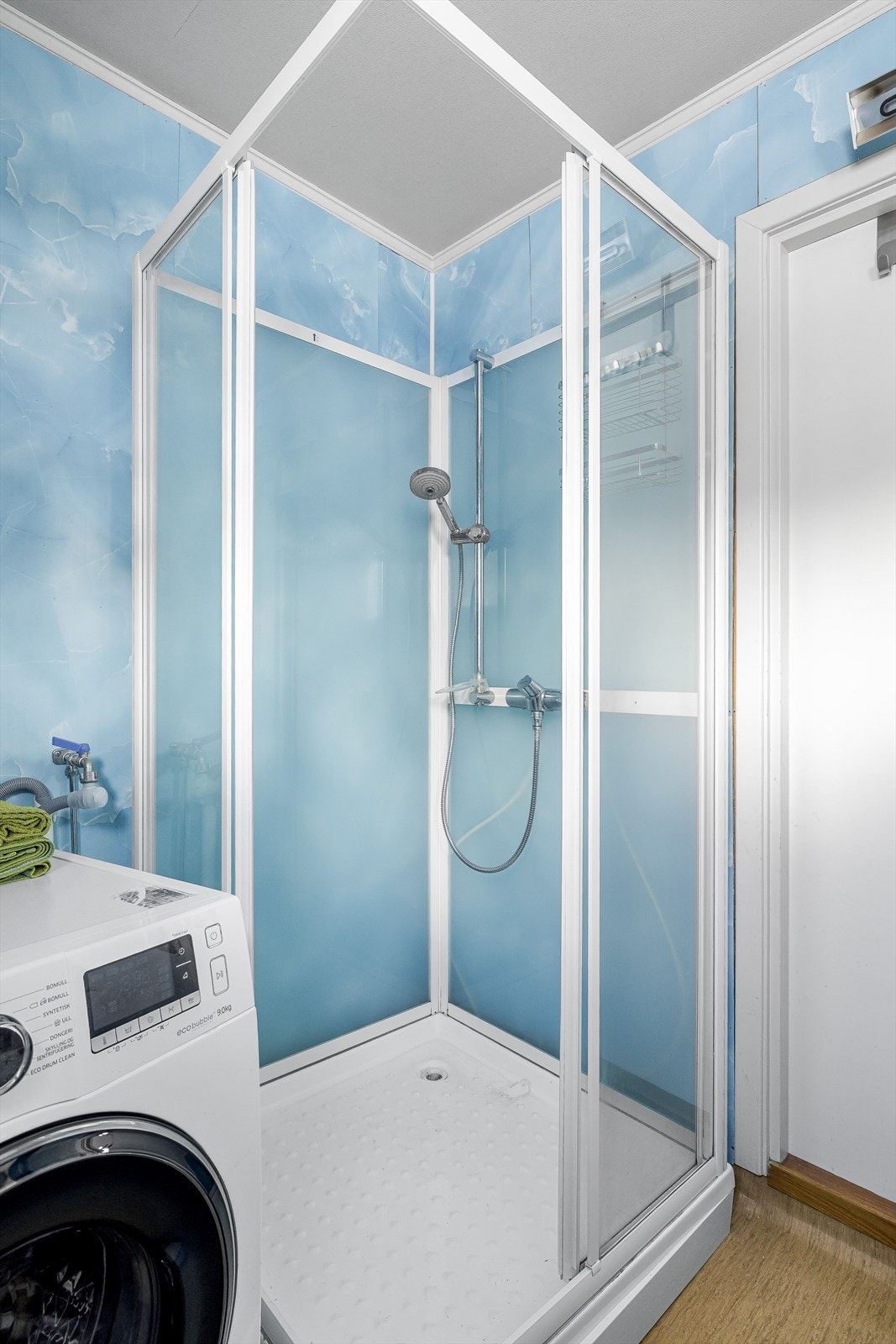 Det er plass og opplegg for vaskemaskin og tørketrommel over om ønskelig. Galleribilde