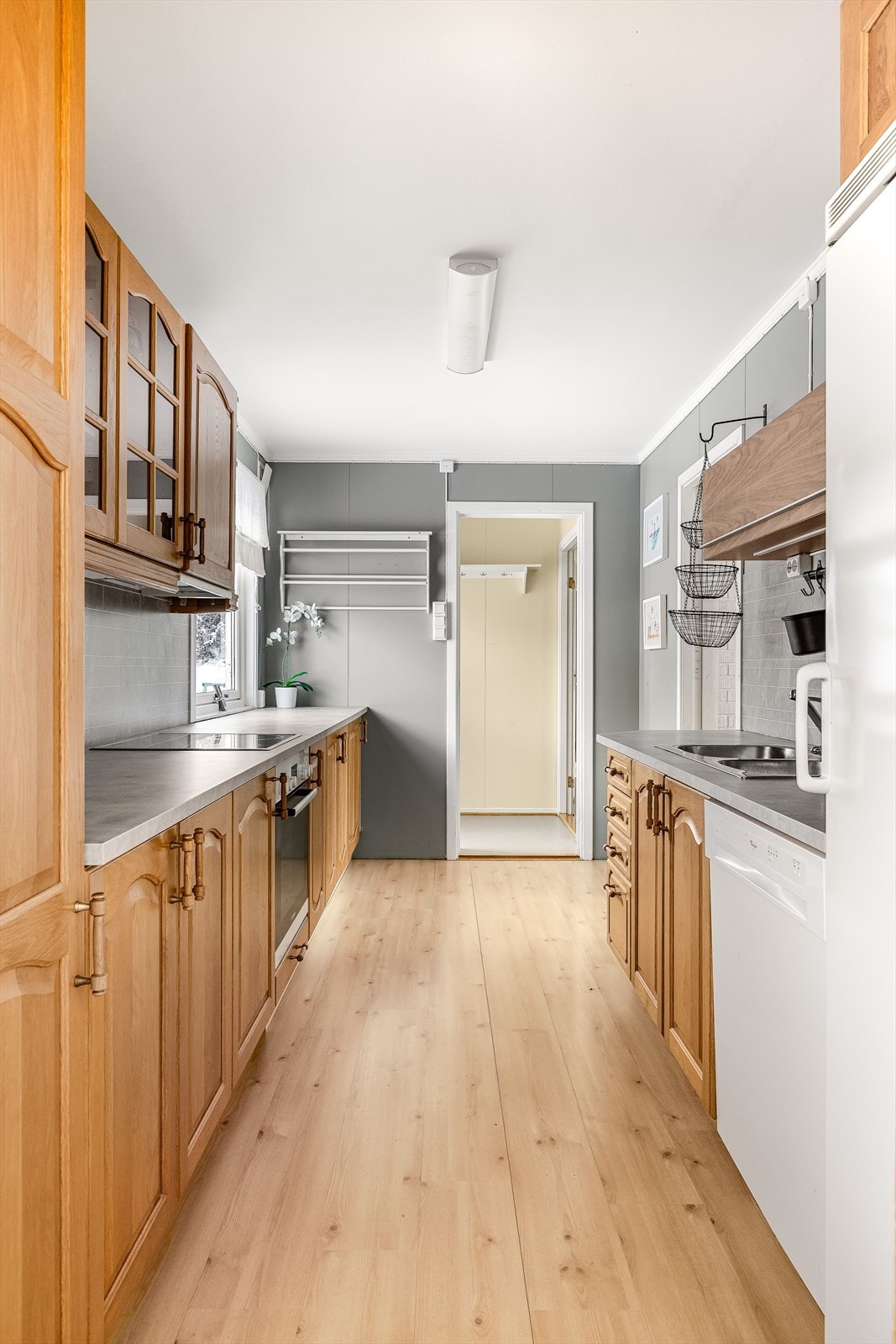 Fra entréen kommer du videre inn til kjøkkenet som har enstavs laminat på gulv. Galleribilde