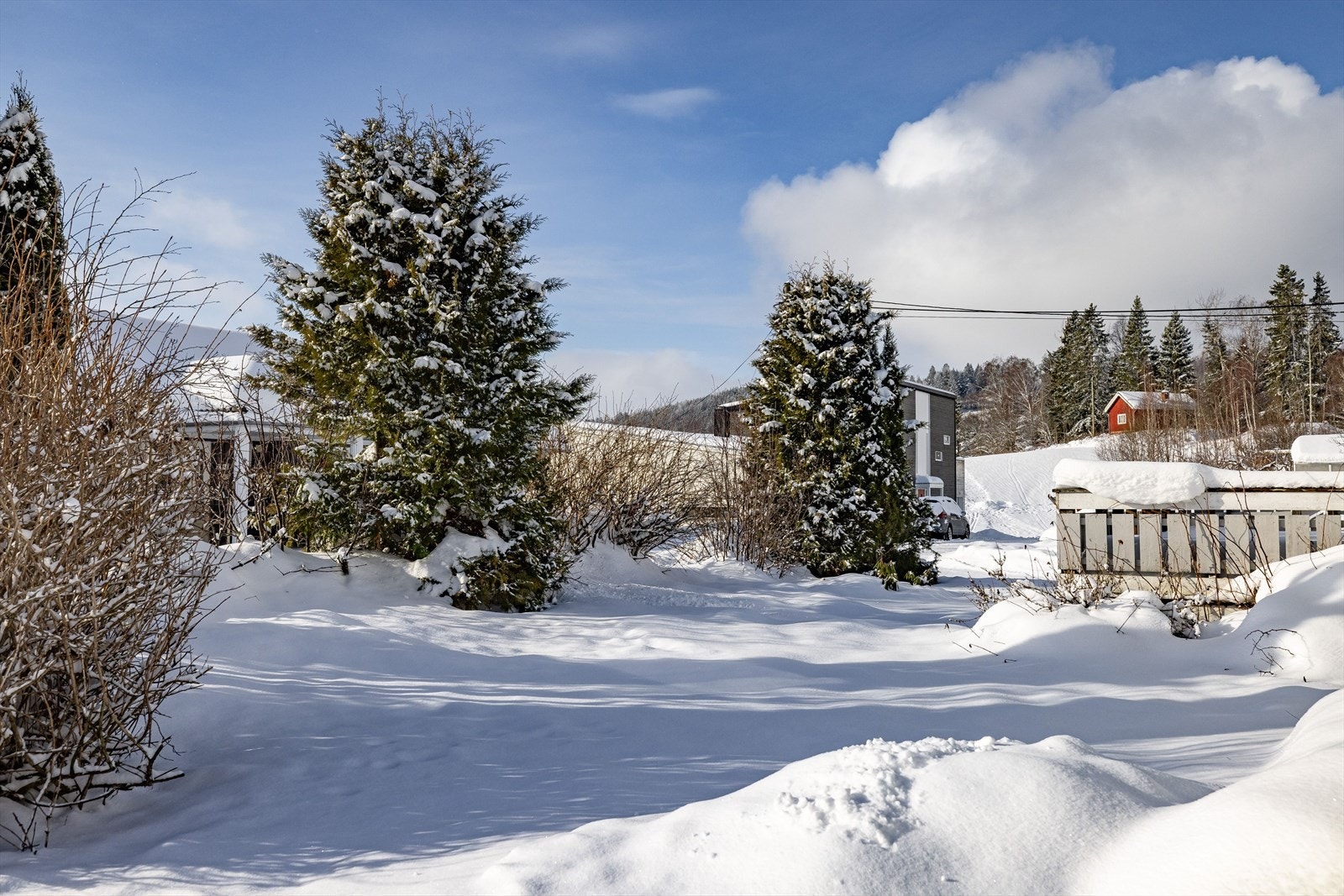 Solrik beliggenhet med stor terrasse mot sydvest og med fine turmuligheter i umiddelbar nærhet. Eiendommen ligger like ved Stavsjøvannet. Det er også kort vei til Øvern, en populær slalåmbakke med 2 nedfartsbaner. Galleribilde