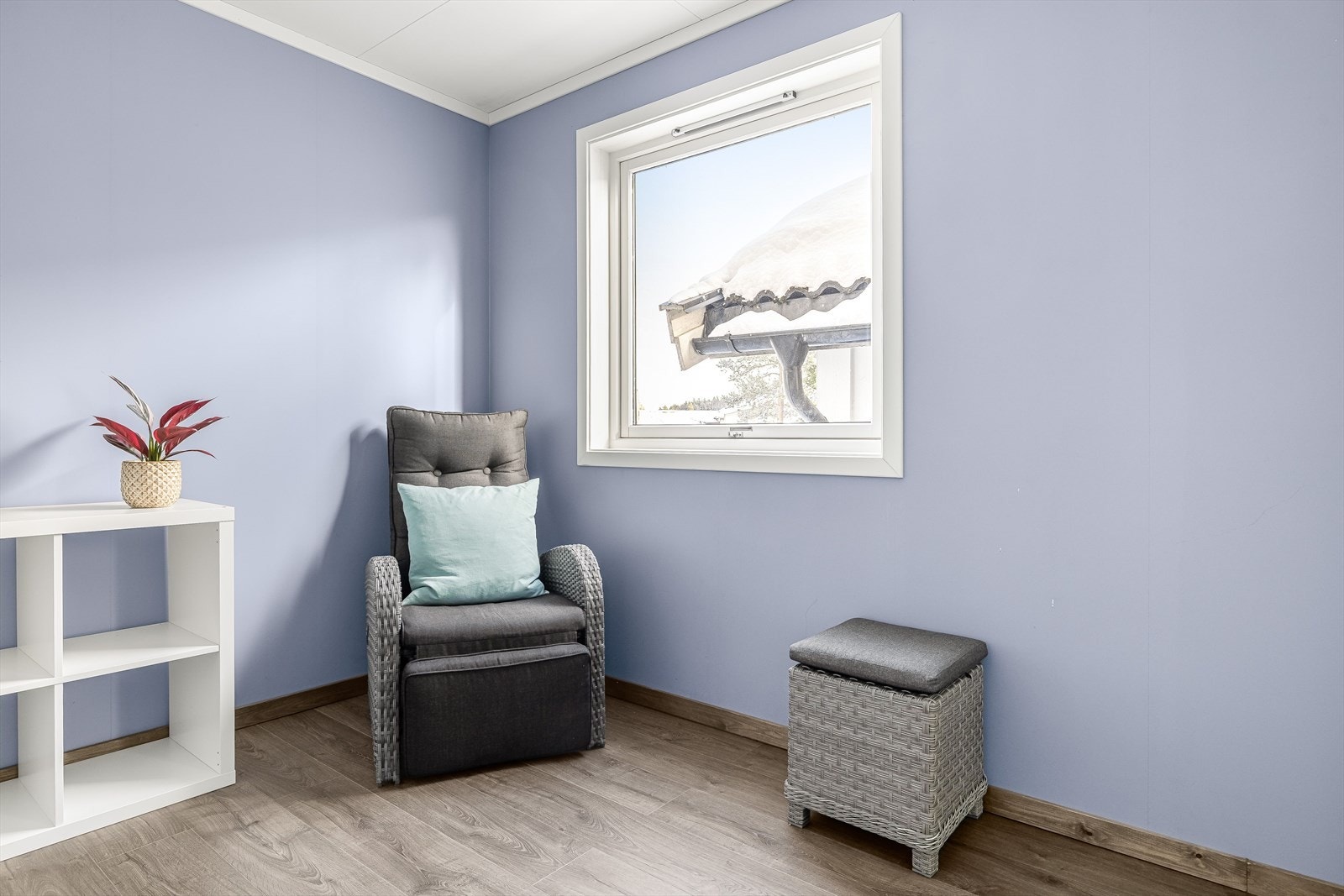 Soverom 3 passer ble også pusset opp i 2021 med nytt enstavs gulv, malte overflater og downlights i himlingen. Galleribilde