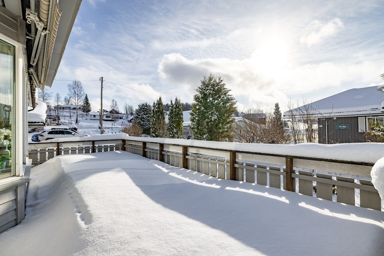 Terrassen er delvis overbygget, har terrassebord av trykkimpregnert trevirke på gulv og god plass til sittegrupper etter eget ønske. Det er også montert markise. Galleribilde