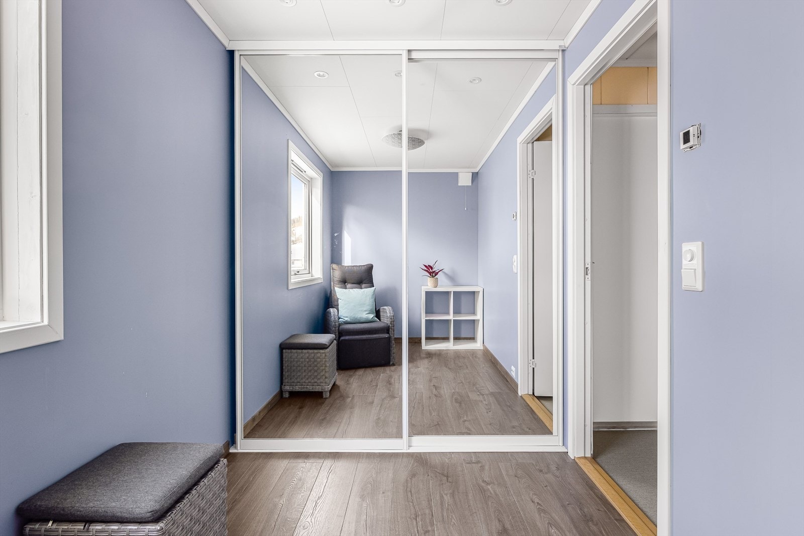 På soverommet er det rikelig med oppbevaringsplass i stor plassbygget skyvedørsgarderobe med speildører. Galleribilde