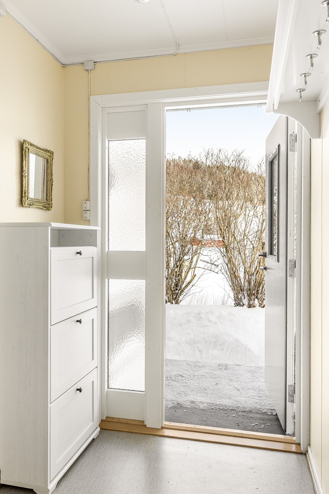 Du ønskes velkommen inn i en lys entré med plass til oppheng av yttertøy og sko i medfølgende skoskap. Galleribilde