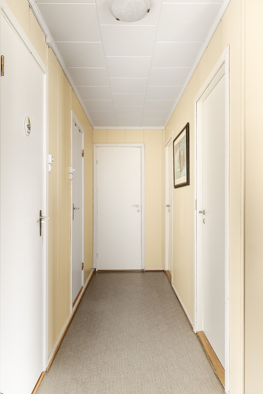 Gang med adkomst til 3 soverom, baderom og toalettrom. Galleribilde