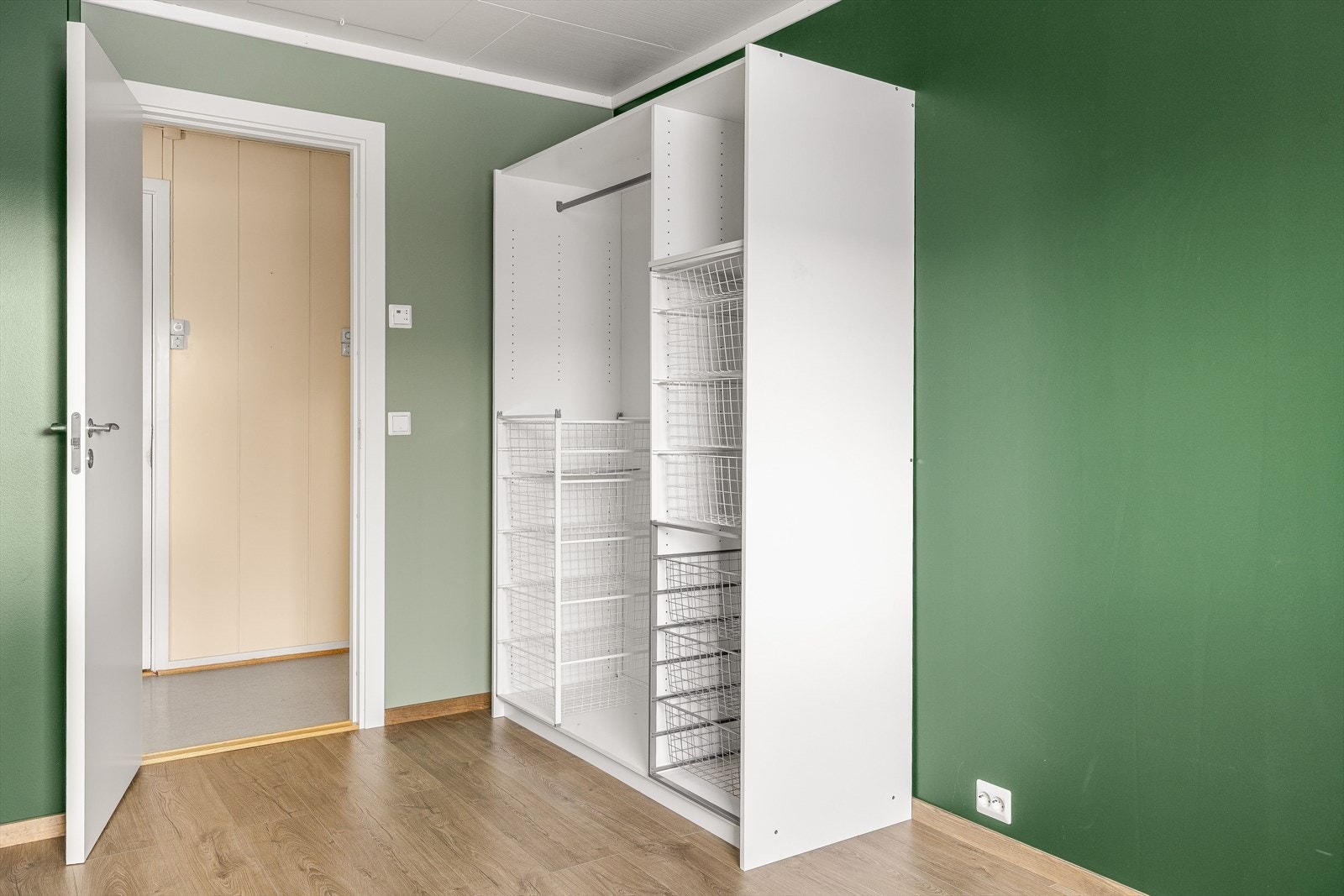 På soverommet er det plass til seng, kontorpult og oppbevaringsplass i åpen garderobeløsning. Galleribilde