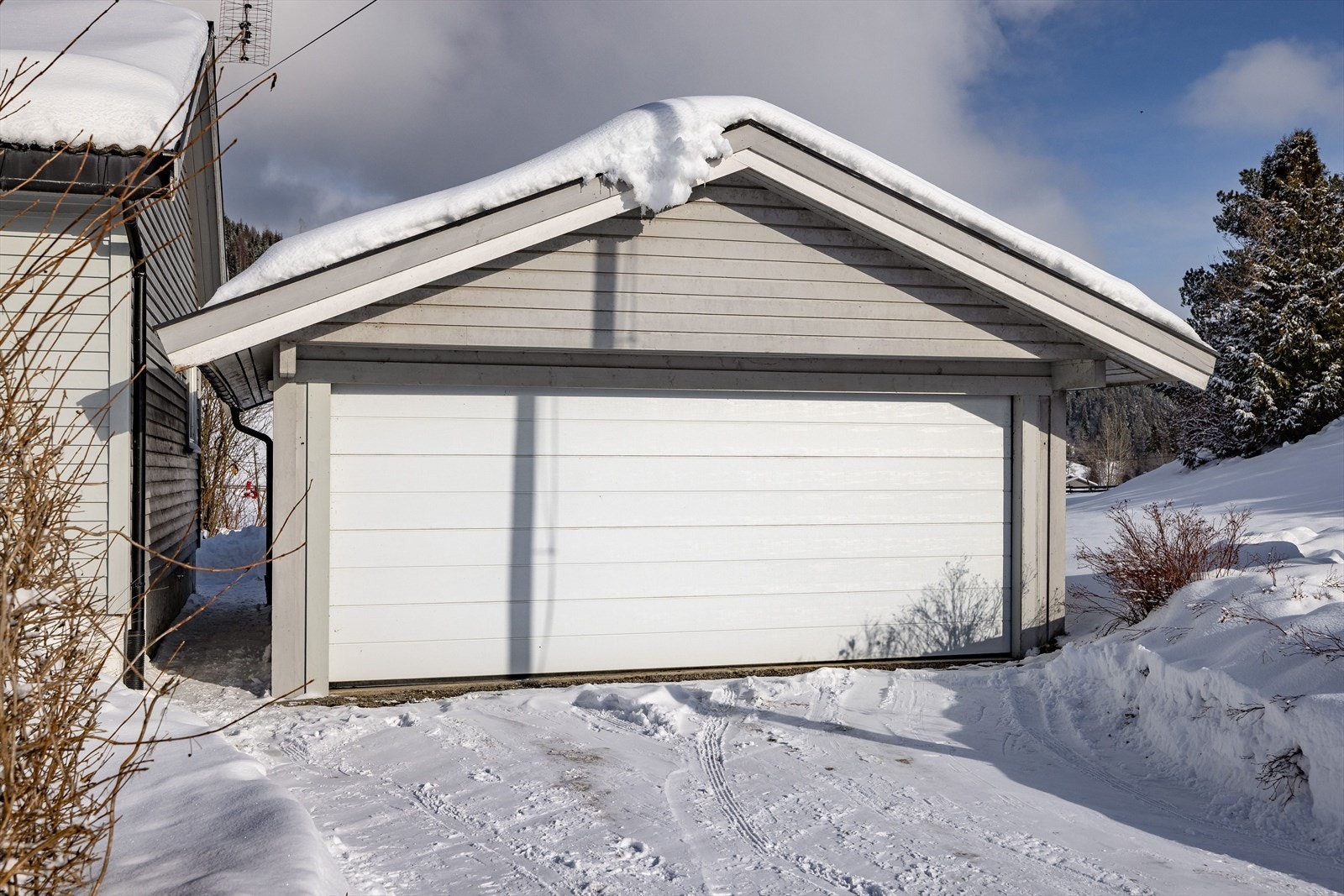 Eiendommen er også bebygd med en dobbeltgarasje fra 1997 på 37m². Garasjen har elektrisk port fra 2019 og utvendig belysning er utstyrt med automatisk styring via skumringssenor. Installert strøm og belysning. Galleribilde