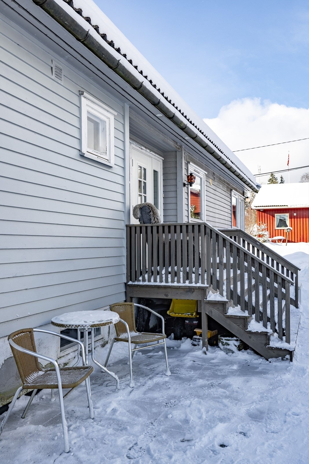 Utført delvis dreneringsarbeid ved inngangsparti i 2018 (gravd opp og lagt dreneringsslange, lagt betongfliser). Galleribilde