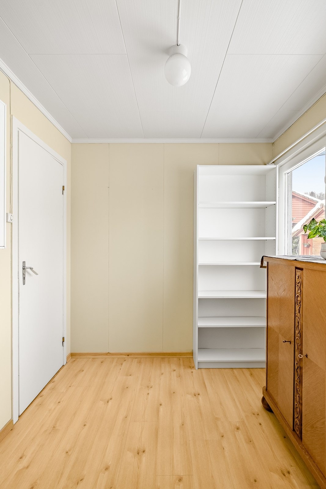 Fra kjøkkenet er det adkomst til en gang med kjellernedgang. Rommet er i byggetegningene definert som vaskerom. Galleribilde