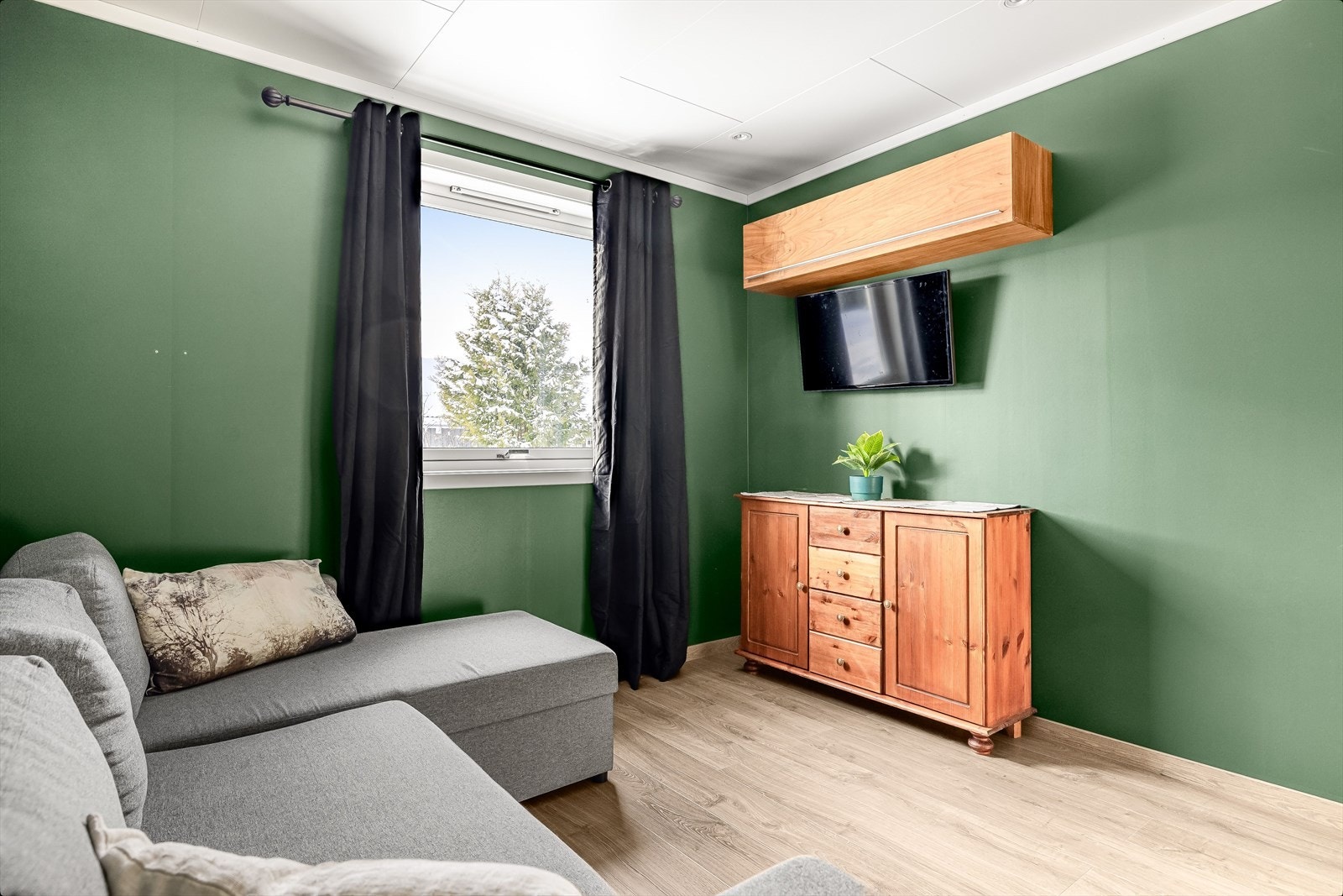 Det er etablert elektrisk gulvvarme basert på folievarme i 3 soverom. Løsningen er opplyst å være termostatstyrt og installert i forbindelse med oppgradering av rommene i 2021. Galleribilde