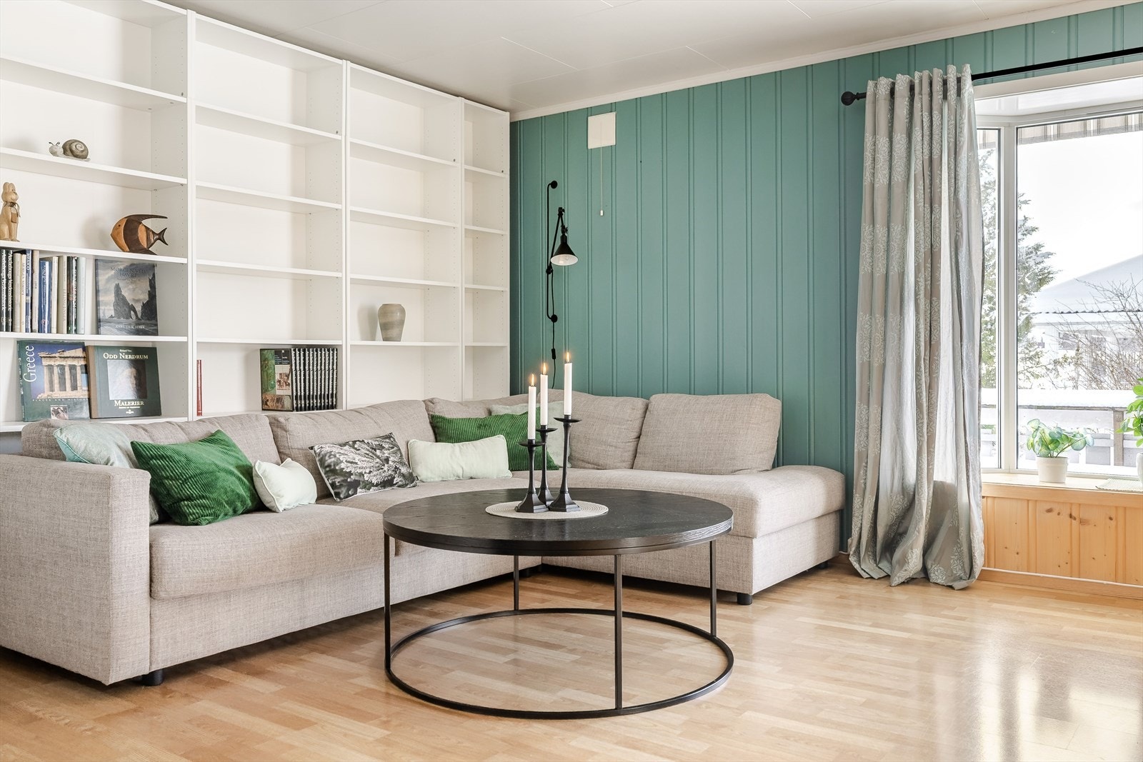 Stuen er romslig og kan fint innredes med ulike soner og flere sittegrupper. Galleribilde