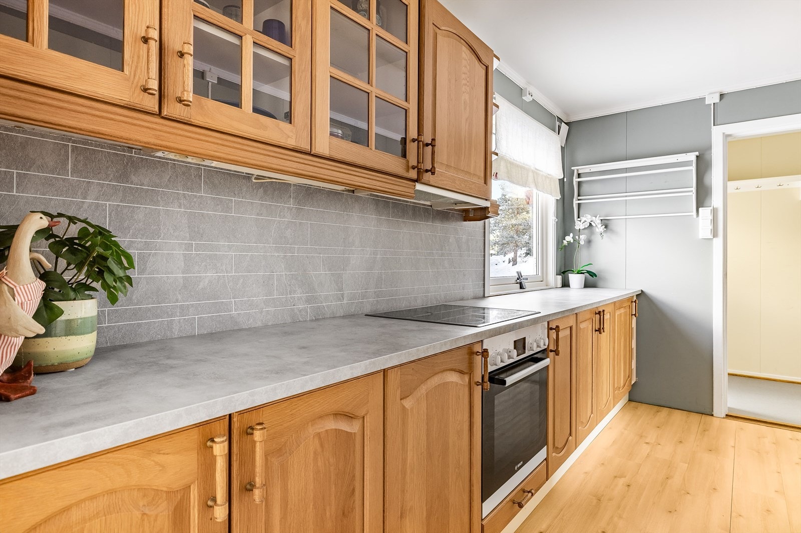 Velholdt kjøkkeninnredning fra ca. 1990 med god skap- og benkeplass. Kjøkkenet er utstyrt med medfølgende integrerte hvitevarer som nedfelt platetopp og stekeovn. Galleribilde