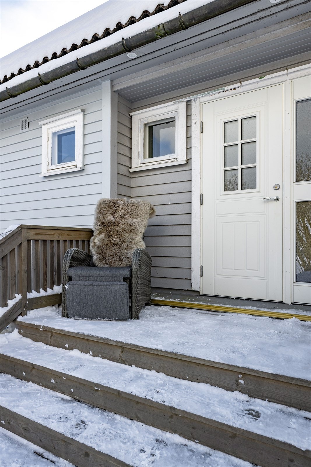 Du ønskes velkommen inn via et hyggelig inngangsparti. Boligen har liggende kledning og tak tekket med takstein. Det er montert nyere ytterdør med glassfelt i øvre del og sidefelt med glass. Galleribilde