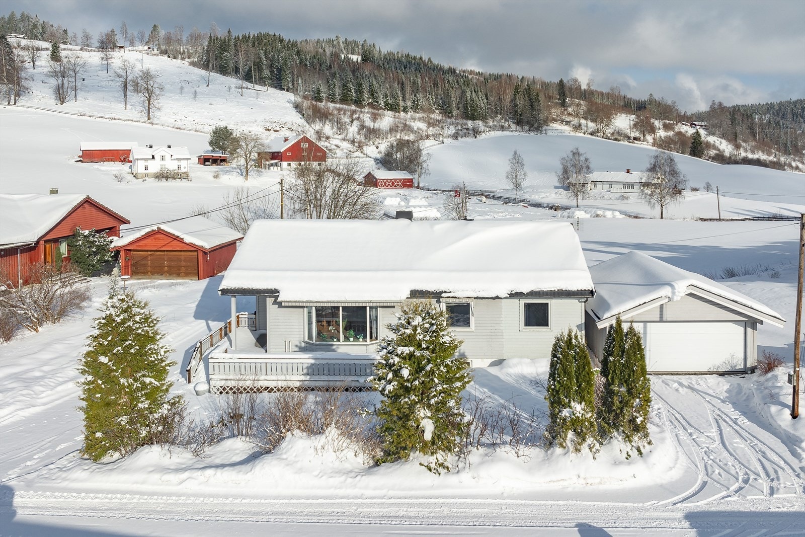 Fra eiendommen er det ca. 1,4 km til Kiwi Stavsjø med PostNord, og ca. 1,9 km til barnehage, barneskole, ungdomsskole og idrettsanlegg. Fine turmuligheter i umiddelbar nærhet. Galleribilde