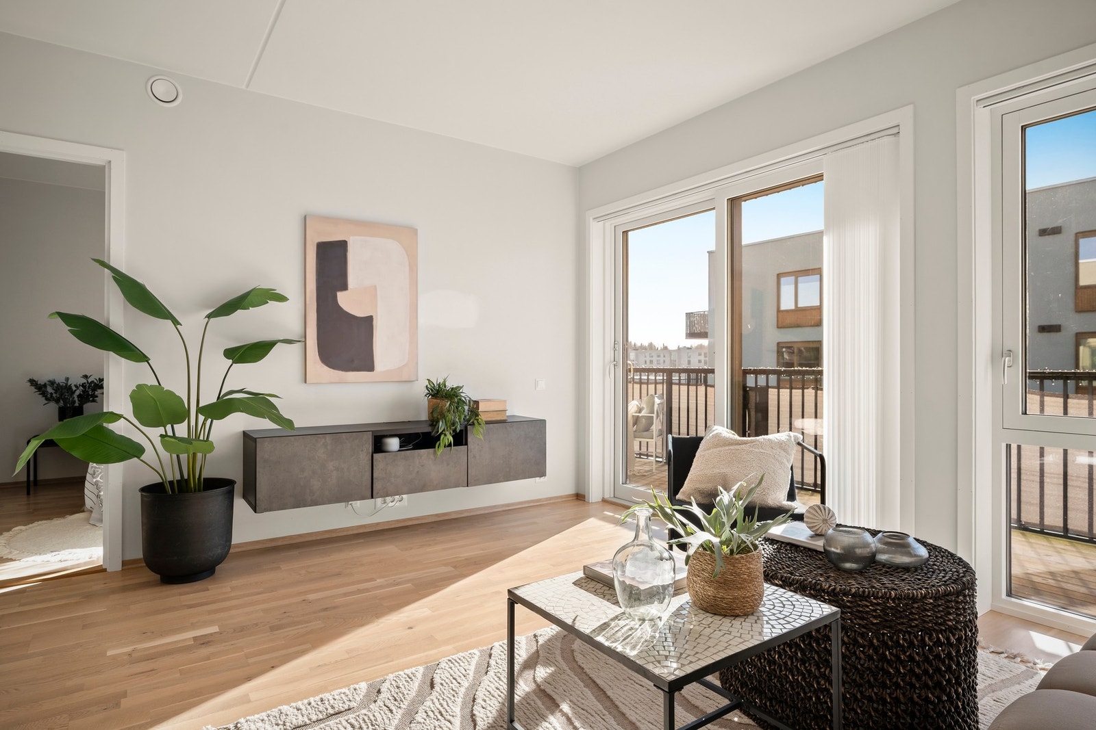 De store glassflatene fra balkongdørene og vinduene setter preg på leiligheten. Galleribilde