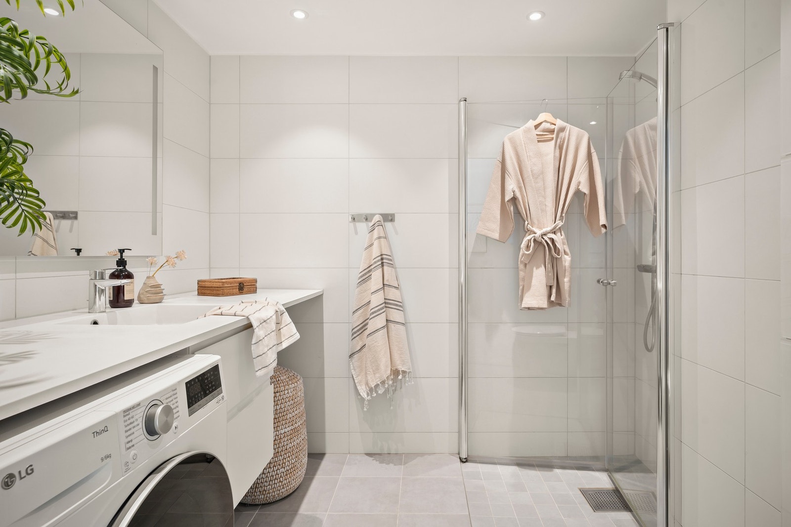 Lekkert flislagt bad i tilknytning til gangen. Innredning med hel servantbenk, underskap, vegghengt klosett og dusjhjørne. Galleribilde