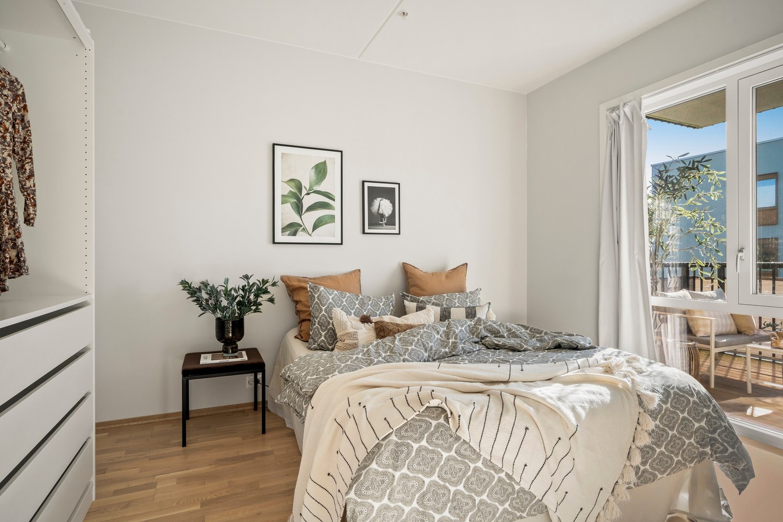 Soverommet er enkelt å møblere med dobbeltseng, nattmøbler og garderobe. Galleribilde