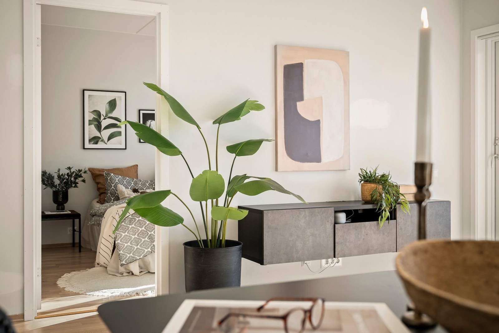 Boligens soverom ligger i tilknytning til stuen. Galleribilde