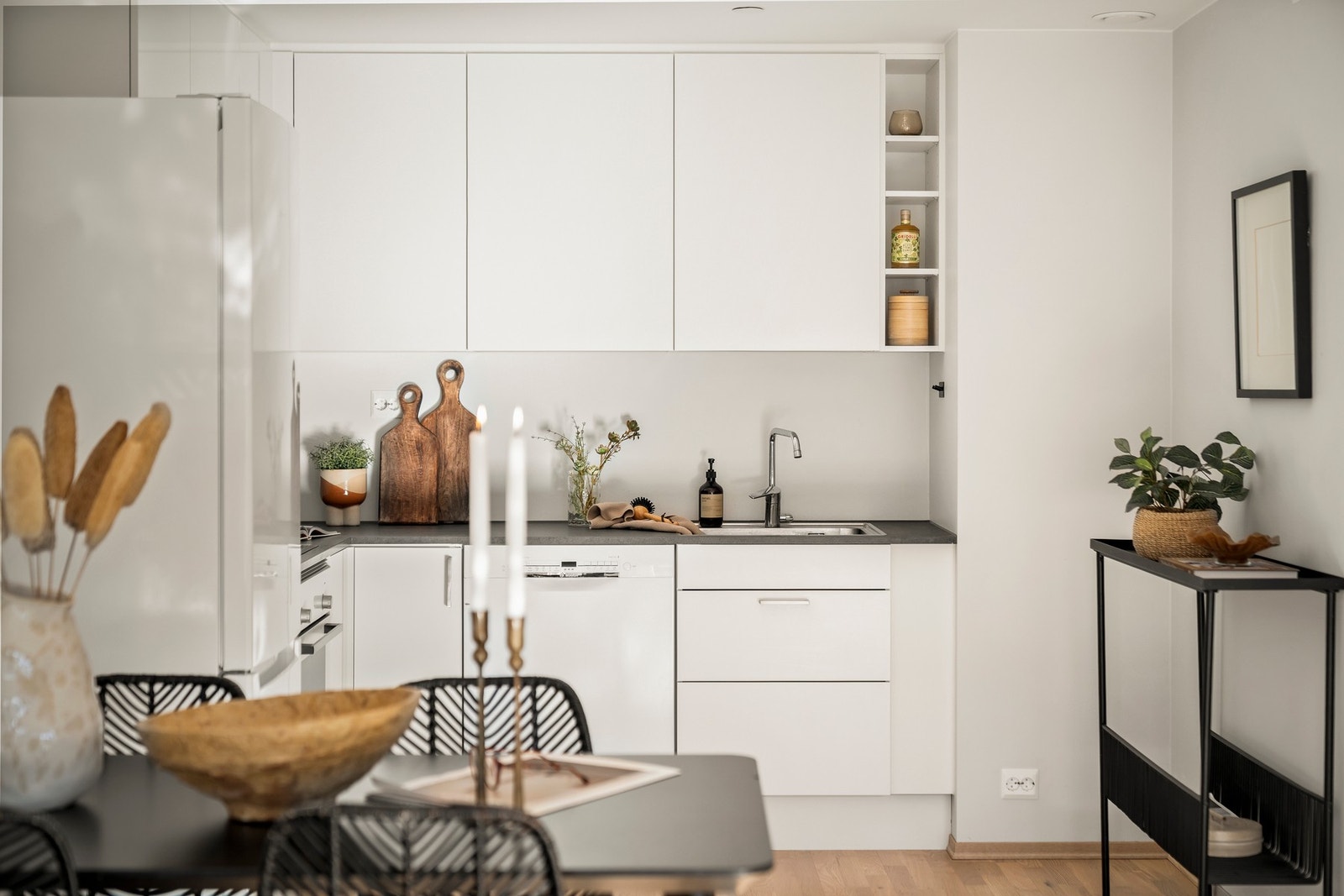 Delikat kjøkken med hvite slette fronter og slitesterk laminat benkeplate. Galleribilde