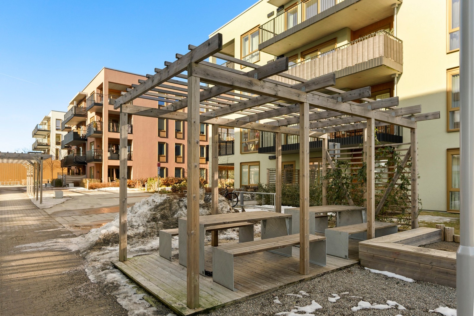 På området finner man flere hyggelige sittegrupper samt lekeplass for de minste. Galleribilde