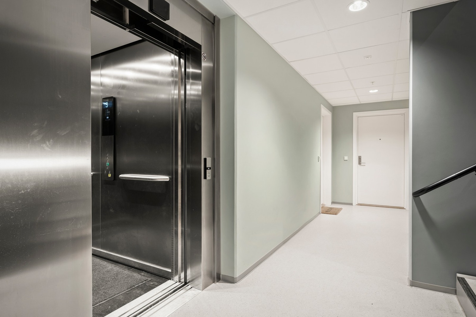 Utenfor døren finner du heisen. Trappevask er inkludert i fellesutgiftene. Her bor du trinnfritt og komfortabelt. Galleribilde