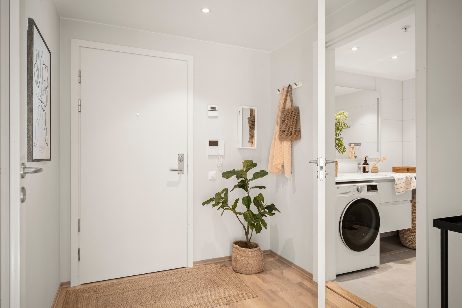 Entréen er utstyrt med callinganlegg og det er plass for oppheng av yttertøy. Galleribilde