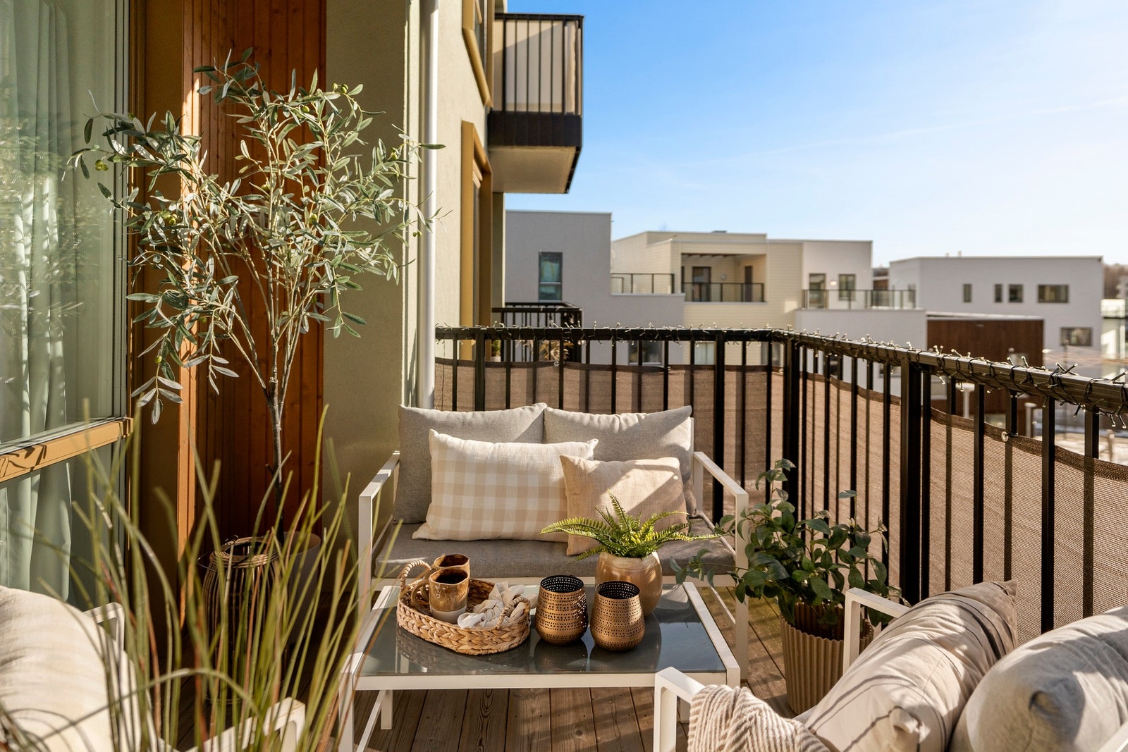 Her bor du godt i et nyere sameie med pene utearealer og moderne bebyggelse fra 2022. Galleribilde