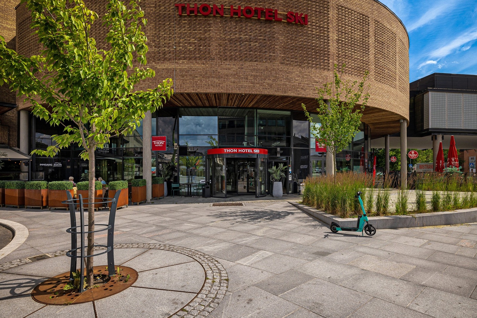 Ski sentrum ligger ca 2,5 km unna og byr på det alt man trenger i hverdagen. Det er ca 300 m til nærmeste bussholdeplass. Galleribilde