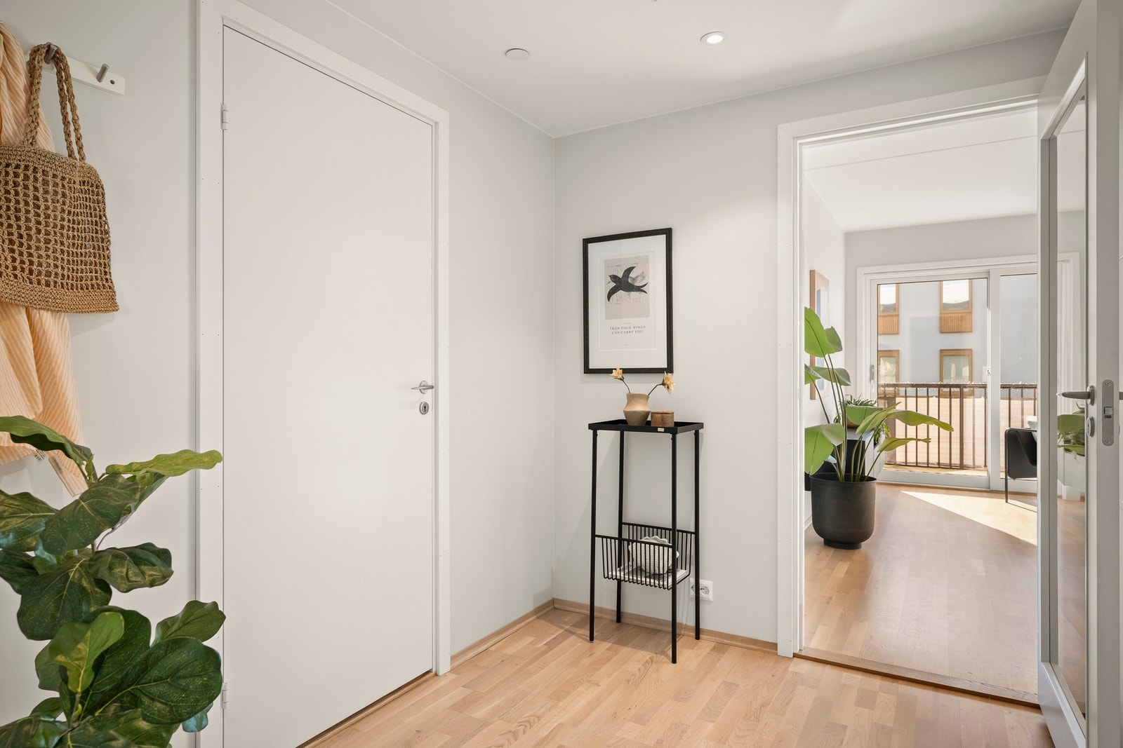 Innbydende entré/gang med downlights i himling. Galleribilde