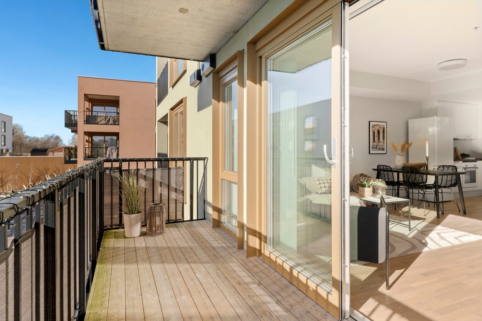 Balkongen vender mot sydvest og her kan solen nytes gjennom sommeren. Galleribilde