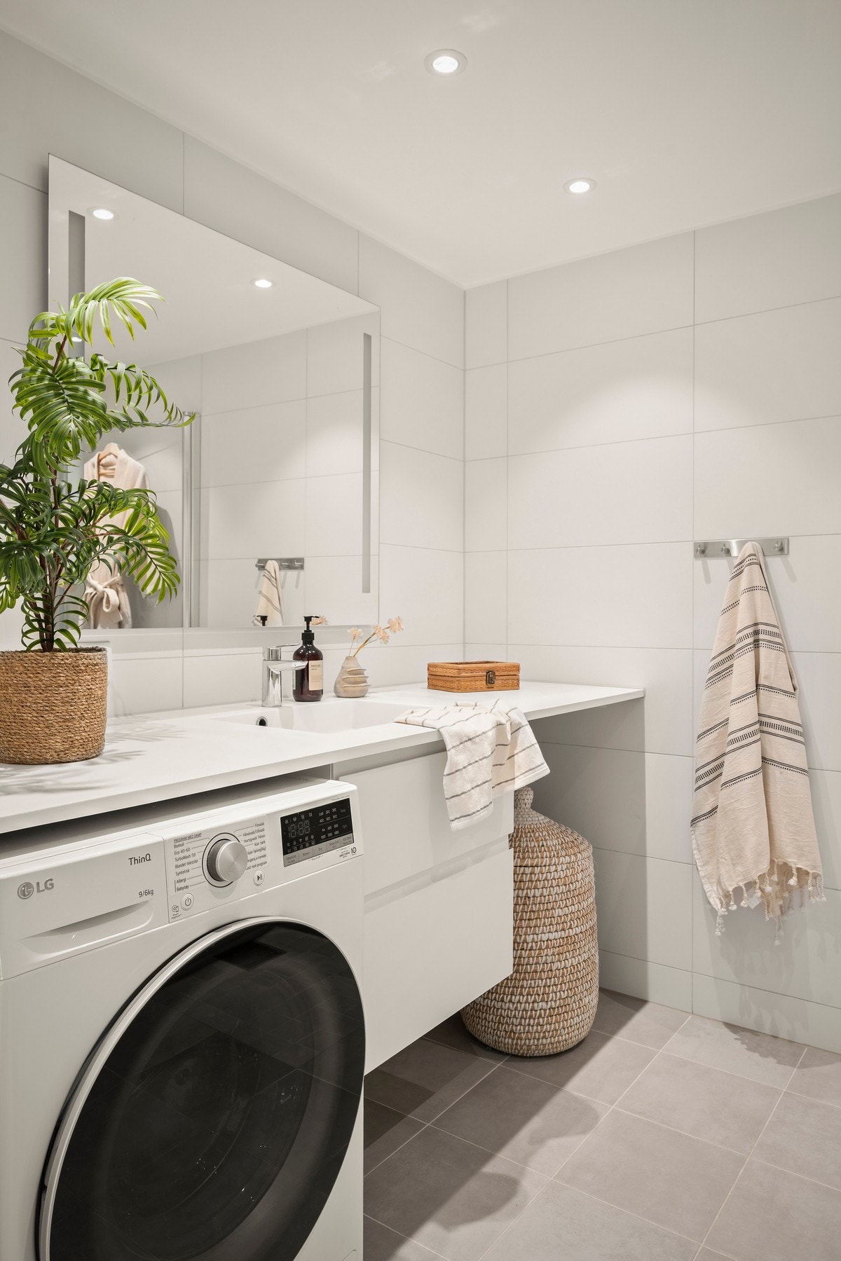 Innredningen er fint løst med plass til både vaskemaskin og tørketrommel under benken. Galleribilde