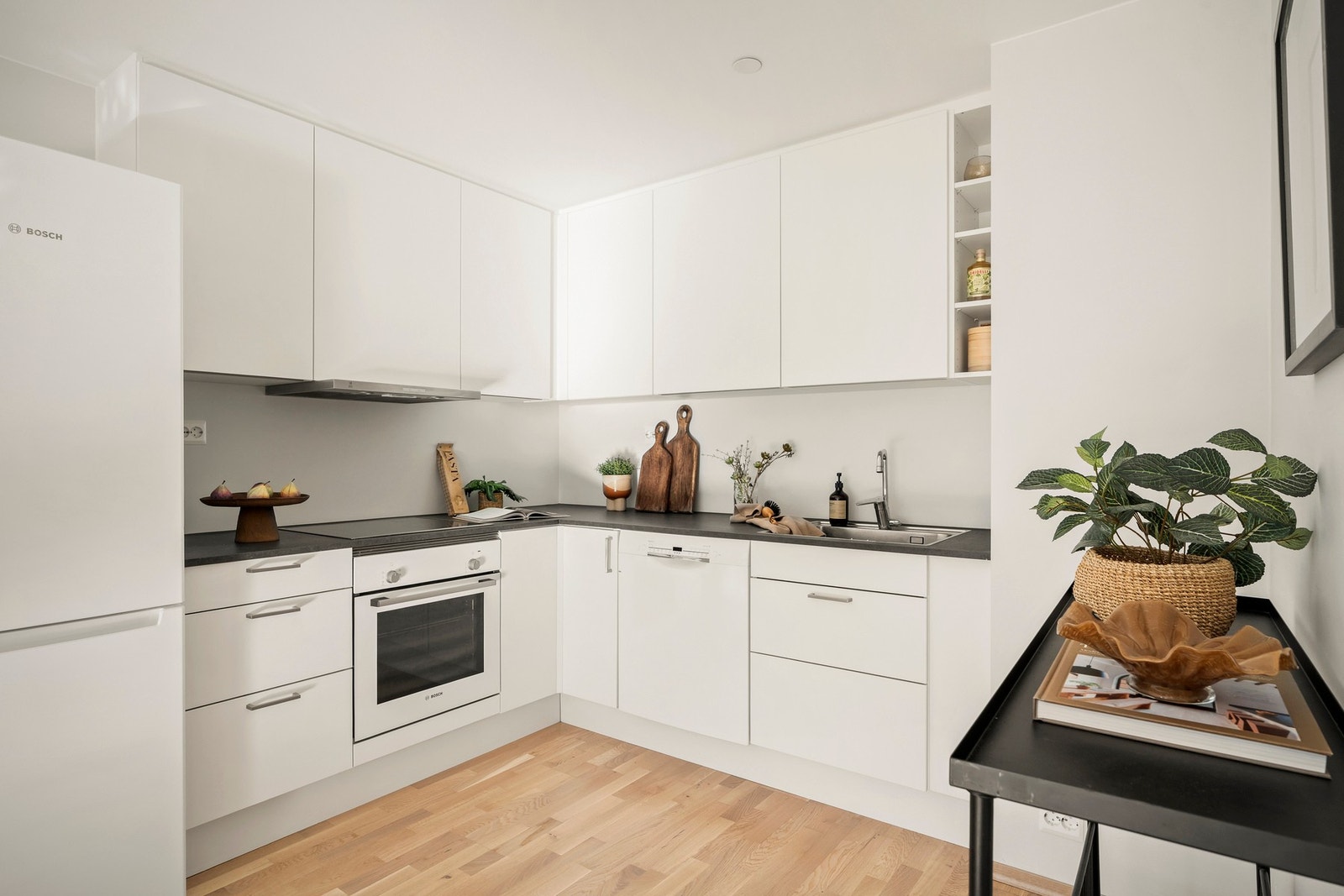 Kjøkkenet har integrert stekeovn og platetopp. Opplegg for oppvaskmaskin og plass for kjøl/frys. Galleribilde